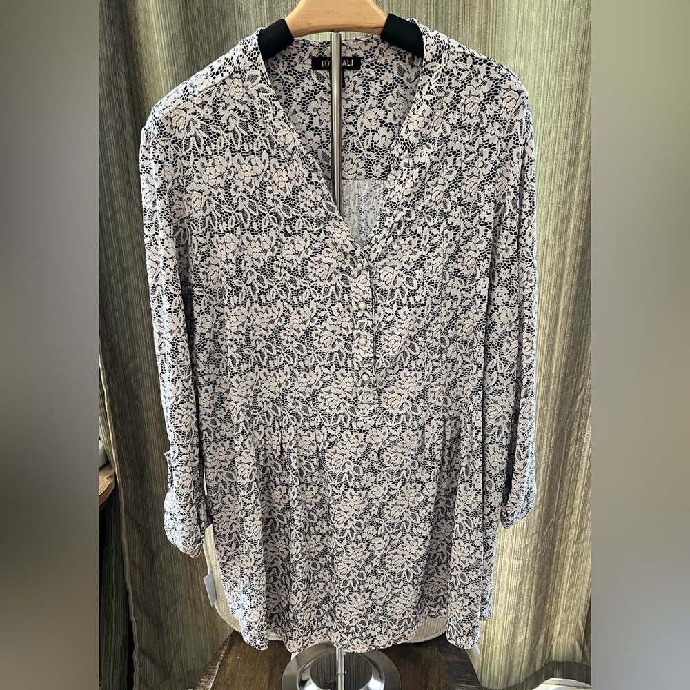 Roz & Ali Black and White Lace Top